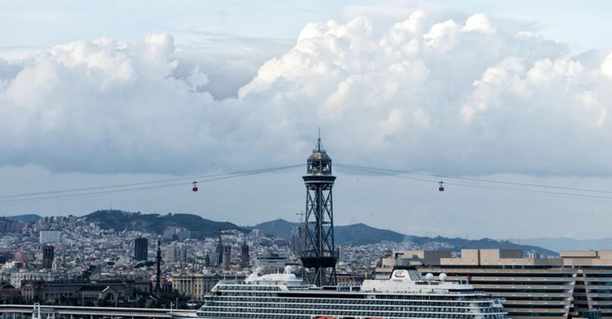 Traslado privado en taxi desde un hotel al puerto de cruceros en Barcelona