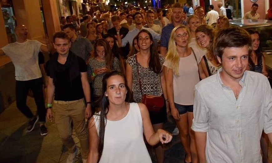 Image 8: Pubcrawl de Halloween en Madrid – Barra libre, chupitos y entrada V...