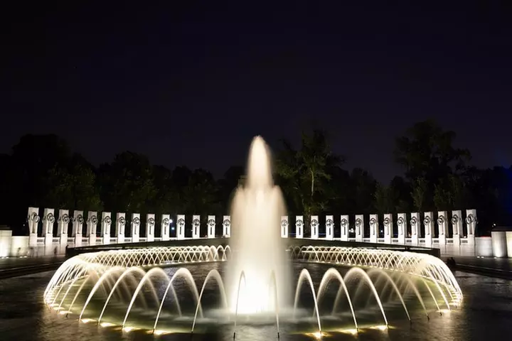 Small Group National Mall Night Tour with 10 Top Attractions
