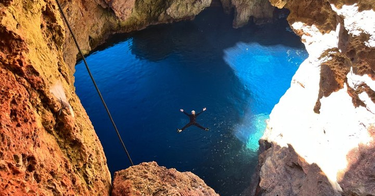 Excursión costera a la Cueva de la Luz con baño en Ibiza