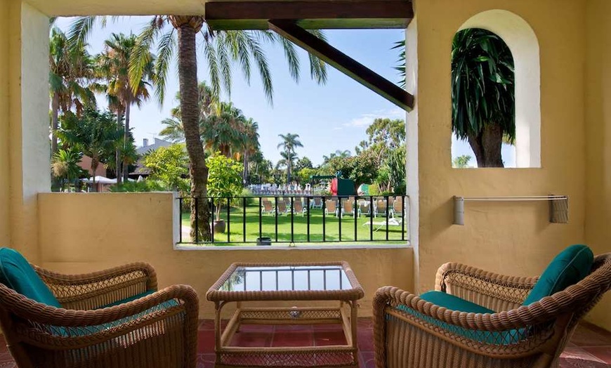 Image 12: ✈ COSTA DEL SOL | Marbella - BlueBay Banús 4*, 3 Nächte - Außenpool