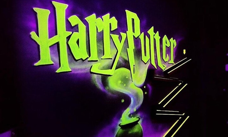 Image 7: Aventura de minigolf interior de 18 agujeros UV Glow en el corazón ...