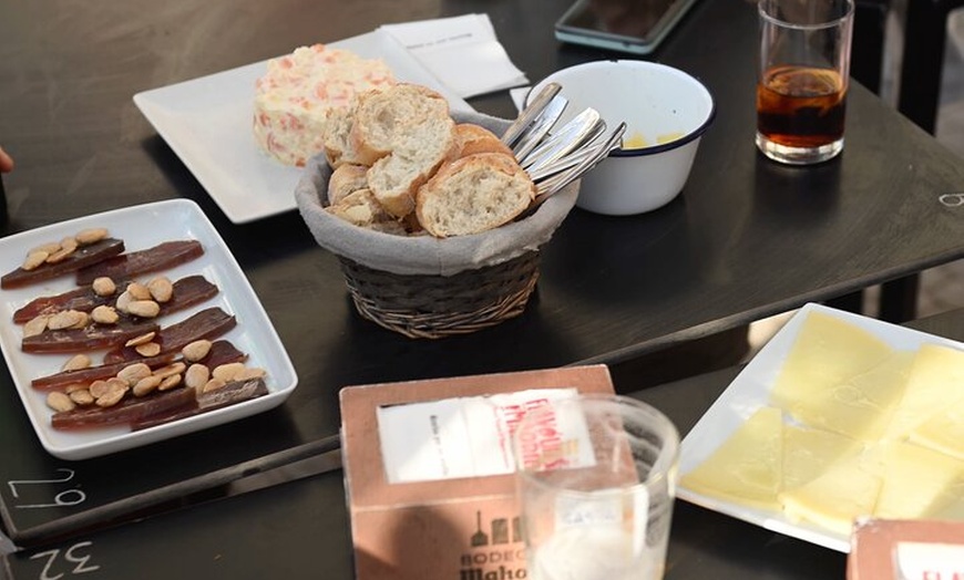 Image 16: Tour gastronómico moderno y auténtico de Madrid con maridaje de vinos