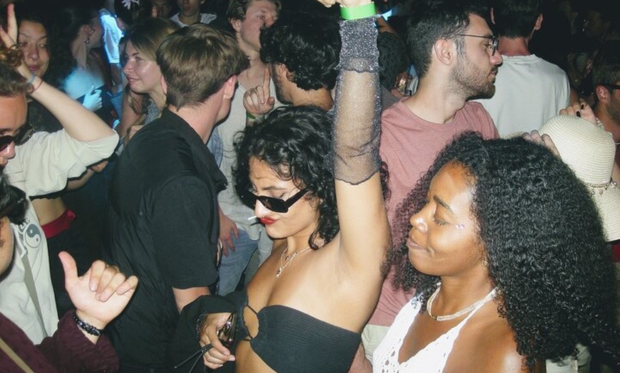 Image 10: OG Barcelona Night Adventure — 3 bares, 3 chupitos y entrada VIP al...