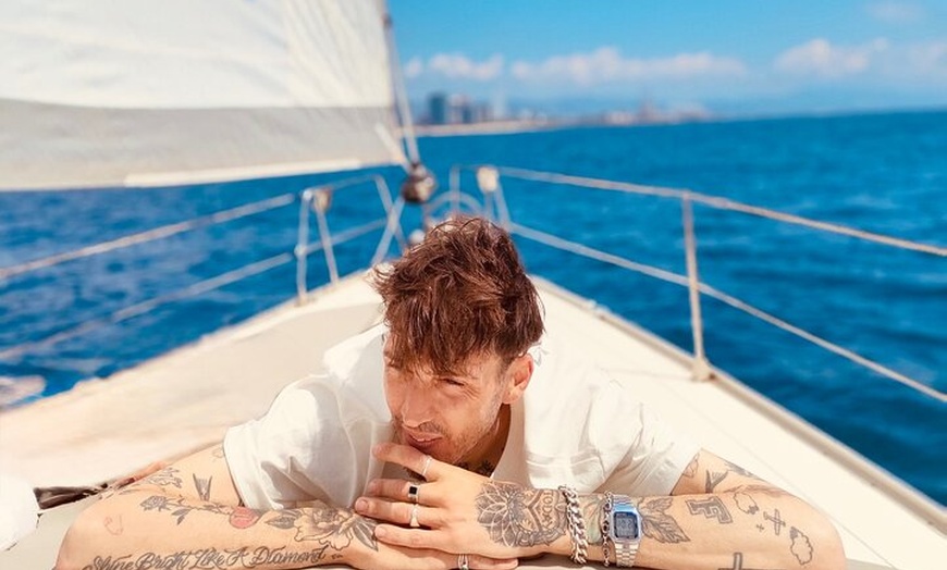 Image 3: Barcelona Sailing Experience 2 hs con aperitivos y bebidas Premium