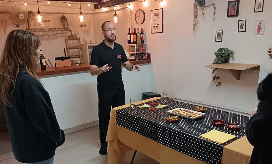 Image 1: Flamenco por un Día Tour guiado por Sevilla, taller y degustación