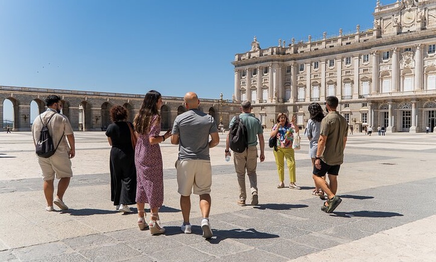 Image 11: Visita guiada al Palacio Real de Madrid para grupos pequeños con ca...