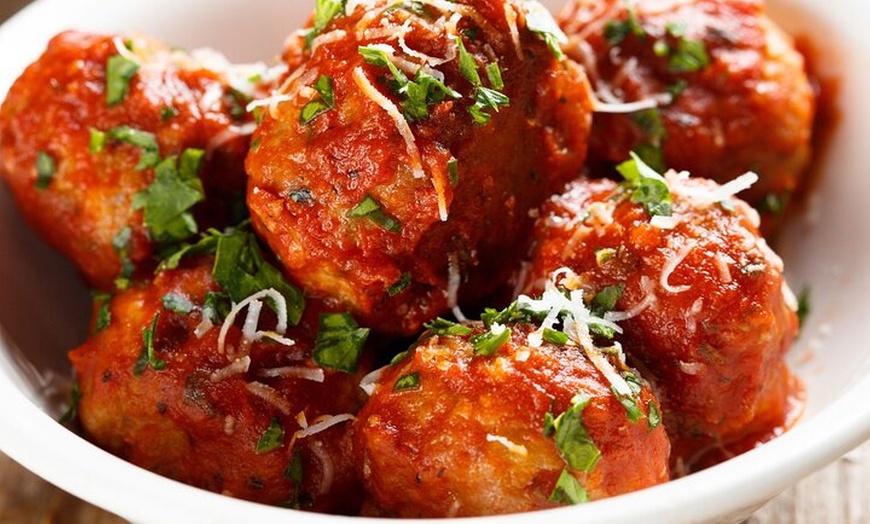 Image 2: Elaborar Tapas Tradicionales Españolas + Vino Local (3 - Comida de ...