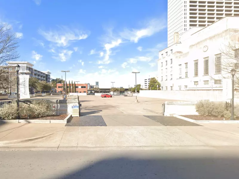 Parking at 914 Lamar St. Lot