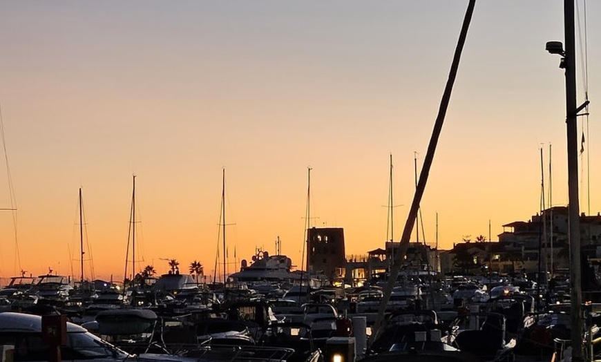 Image 20: Marbella: Crucero al atardecer en catamarán con aperitivos y bebidas