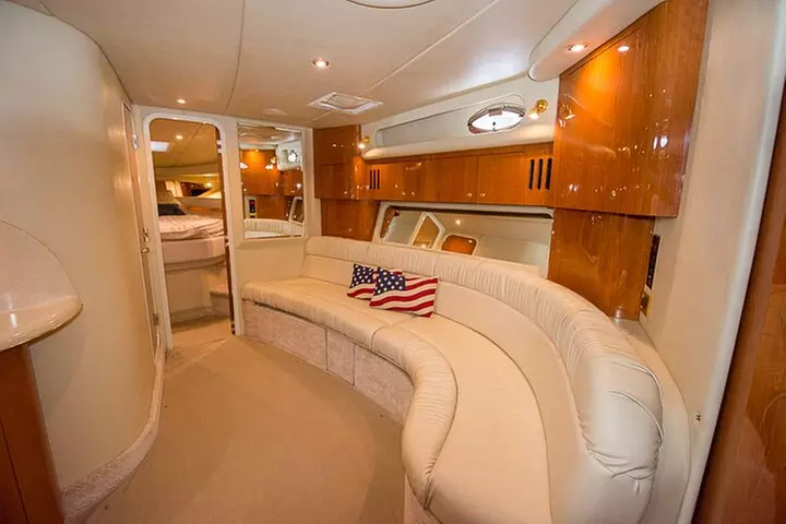Miami Beach Luxury Yacht Adventure: Explore Stunning Coastline