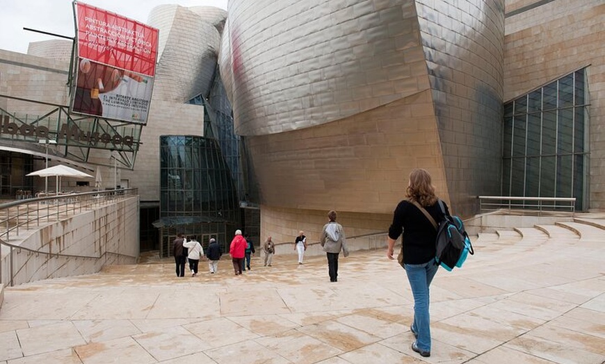 Image 3: Entrada al Museo Guggenheim Bilbao