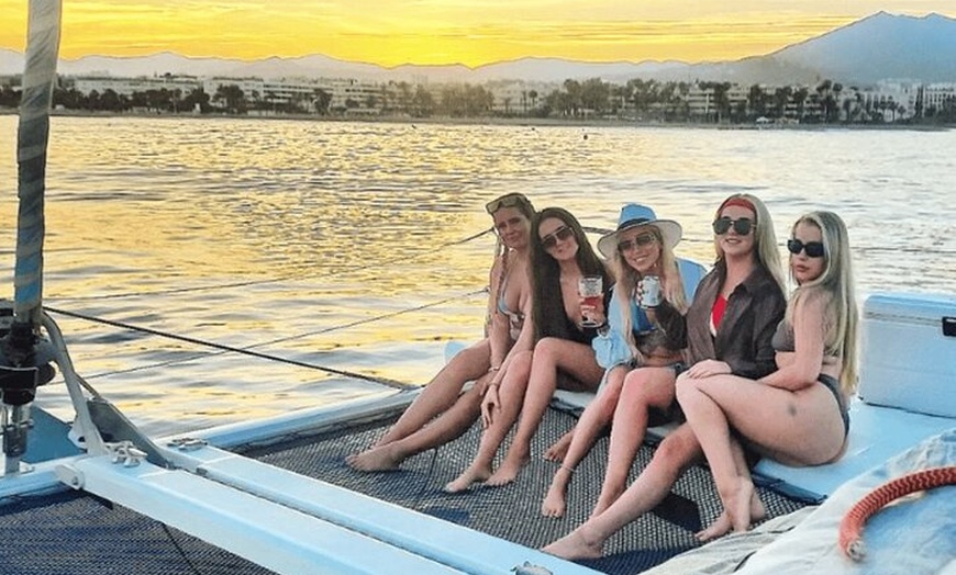 Image 7: Marbella: Crucero al atardecer en catamarán con aperitivos y bebidas