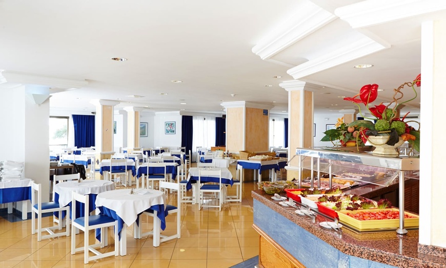 Image 10: ✈ IBIZA | Bahía de Sant Antoni - Aparthotel Nereida 3* - Tout inclus