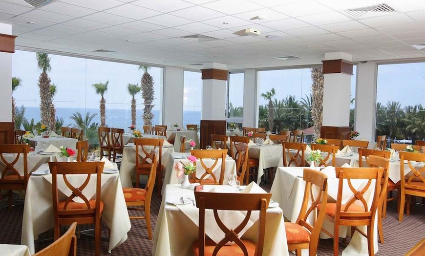 Image 9: ✈ CYPR | Pafos - Ascos Coral Beach Hotel 4* - Odkryty basen