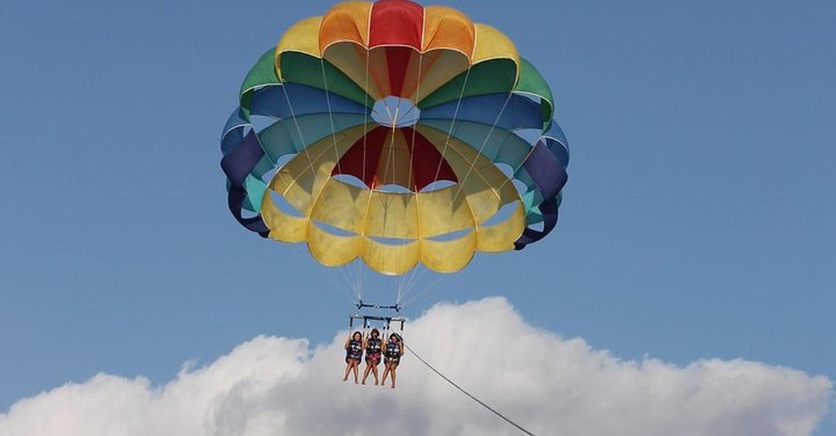 Actividad de parasailing desde El Arenal en Palma de Mallorca