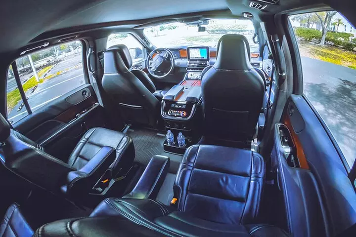 Jacksonville Airport Private Lux Car Transfer to Downtown Hotels