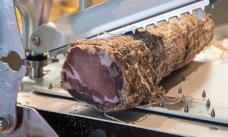 Image 7: Dégustation de 3 vins locaux avec de la charcuteries françaises