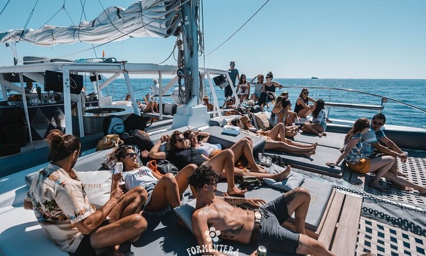 Image 8: Paseo en Catamarán a Vela con Formentera Wonders Todo Incluido