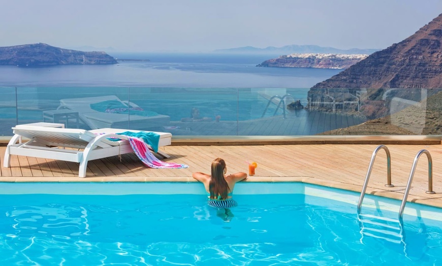 Image 2: ✈ SANTORIN | Fira - Athina Luxury Suites 5* - Vue panoramique