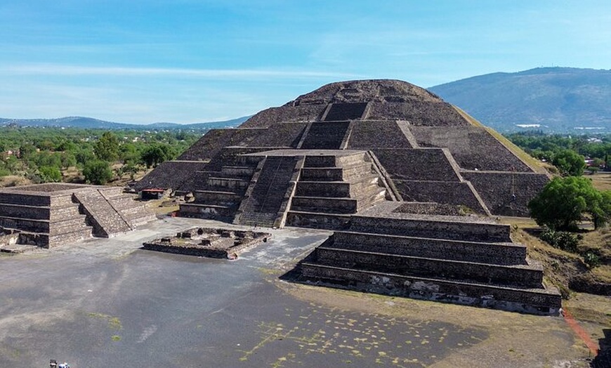 Image 6: Private Romantic Balloon Flight over Teotihuacan for Couples