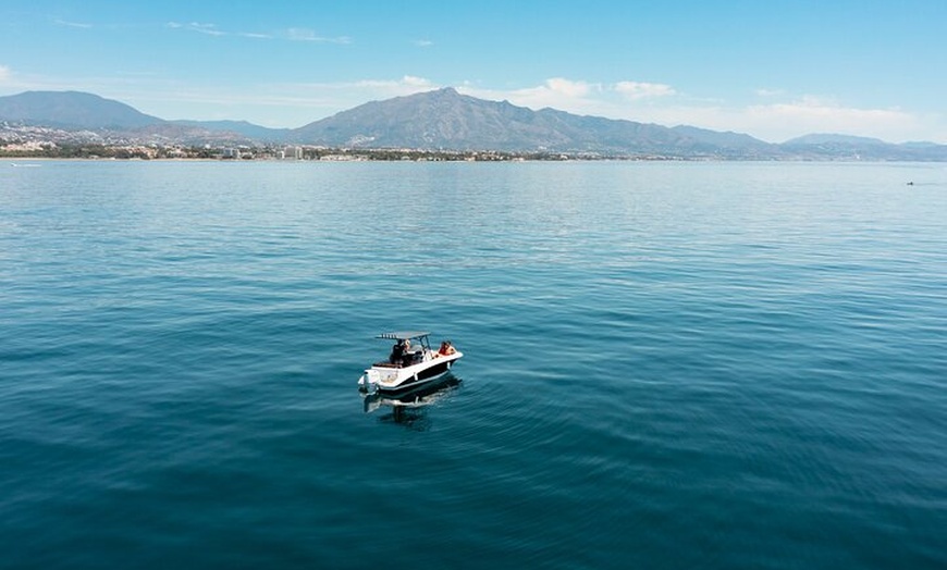Image 7: Tour privado en barco en Marbella