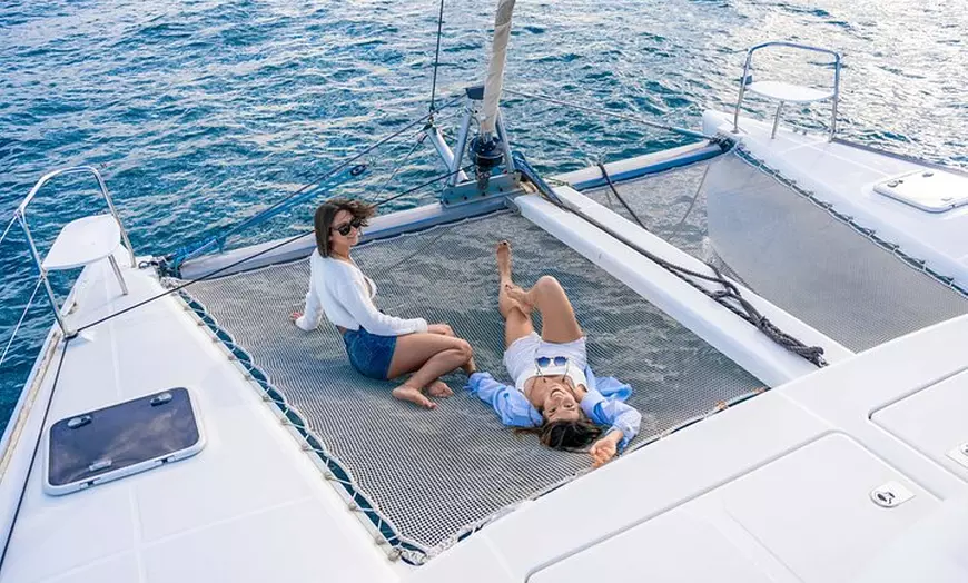 Image 1: Crucero en barco, vino y tapas incluidos