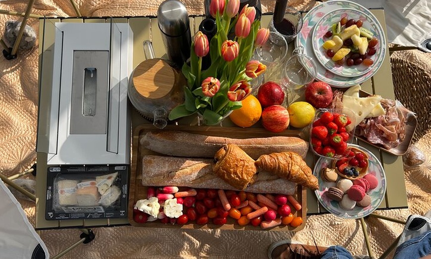 Image 5: Marché de Noël de Rouen et pique-nique en bord de mer Visite privée...