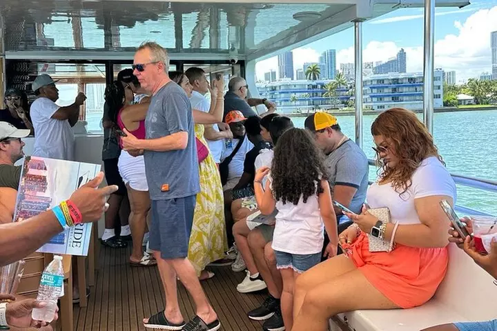 Miami and Bayside 90 min Cruise of Celebrity Islands