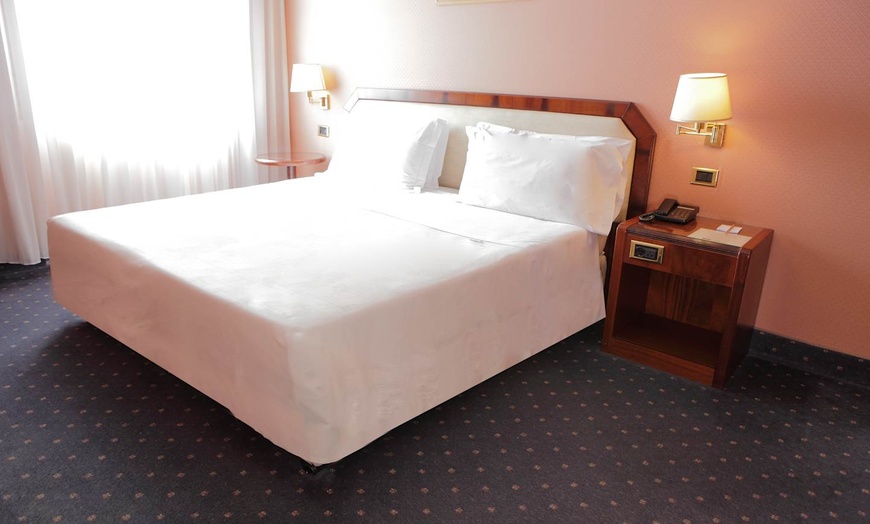 Image 1: ✈ ITALIA | Milano - Hotel Bristol Milano 4* - Centro città