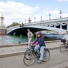 Image 1: Visite privée à vélo de Paris - Sites emblématiques autour de la Seine