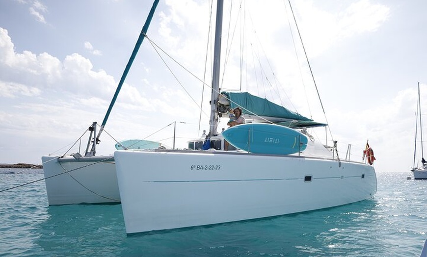 Image 7: Cata de vinos y tapas Premium de Barcelona en Catamarán - Grupo peq...