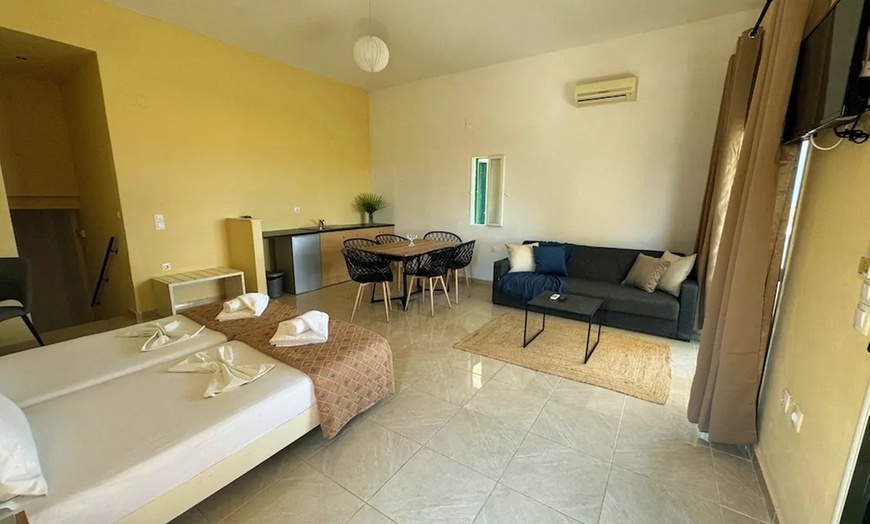 Image 4: ✈ CORFÙ | Kavos - Mediterranean Blue Resort 3* - In riva al mare