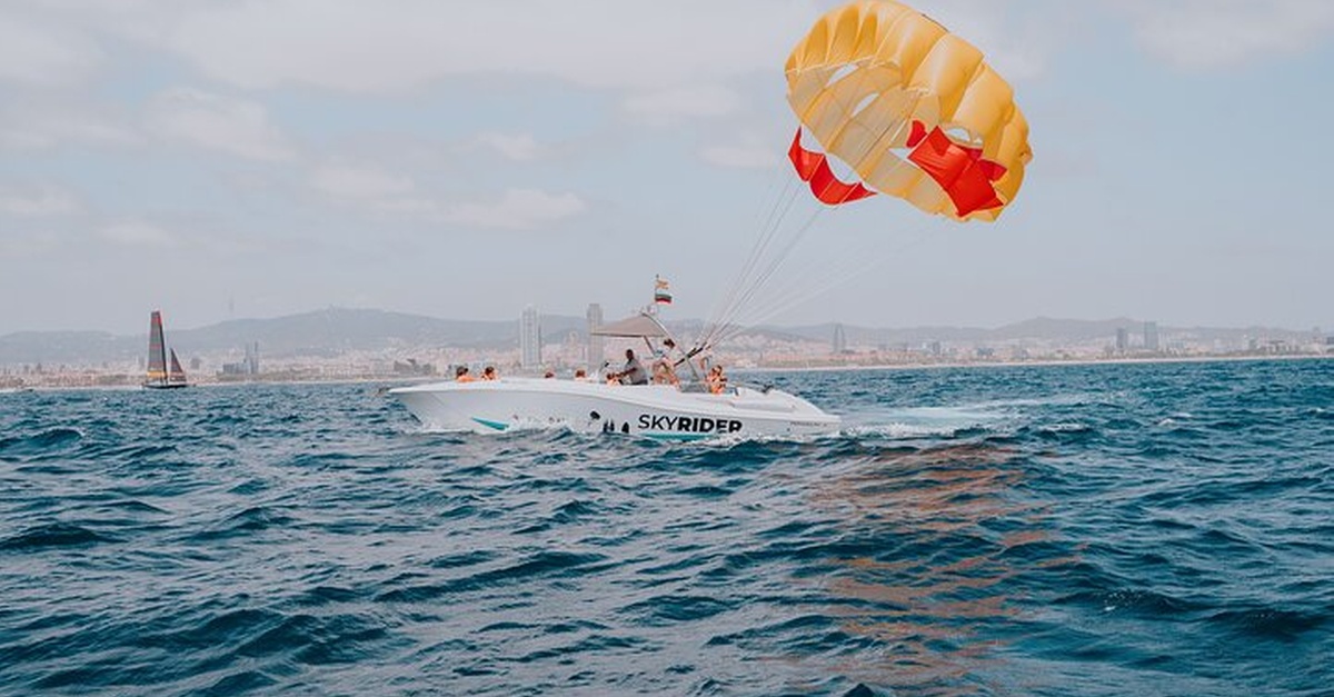 Experiencia de parasailing de Nomad Nautic en Barcelona