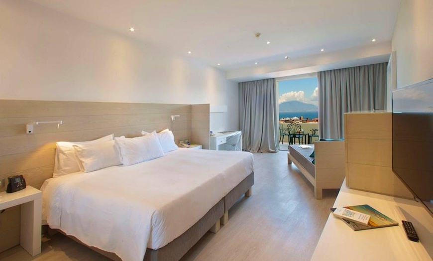 Image 18: ✈ ITALIA | Sorrento - Hilton Sorrento Palace 4* - Piscine