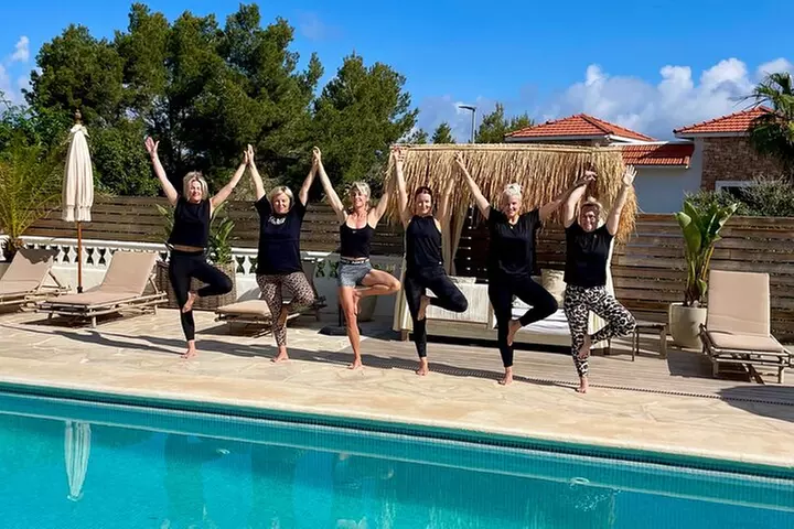 Clase privada de yoga en tu villa, (vacaciones) en casa o evento – Ibiza - Primary Image