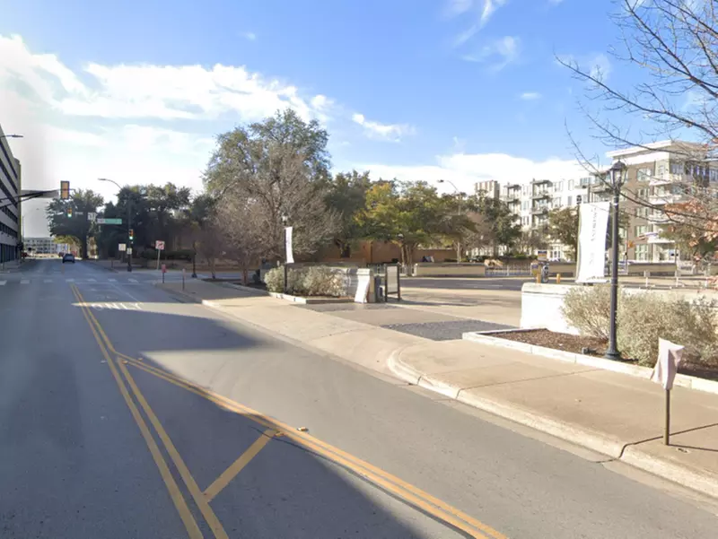 Parking at 914 Lamar St. Lot