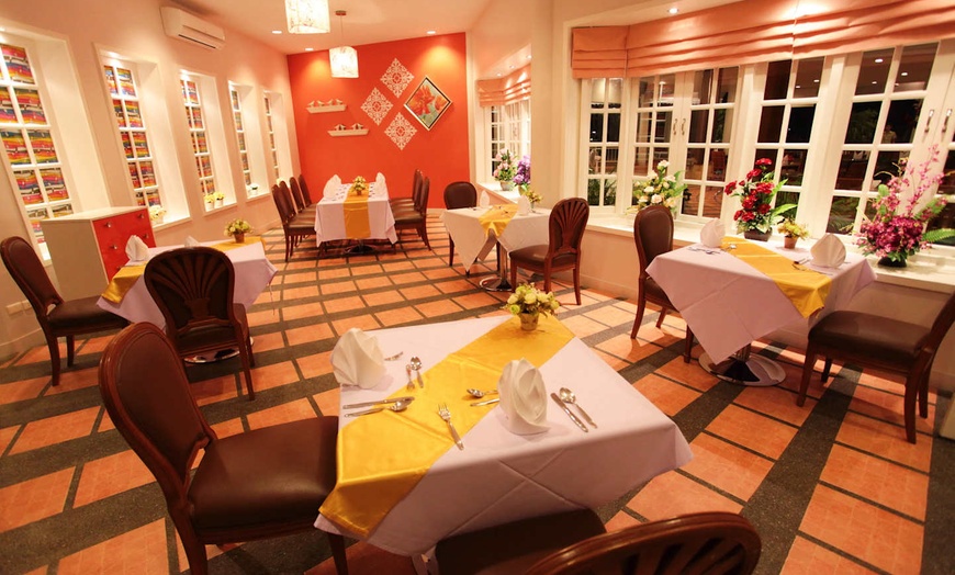 Image 10: ✈ SÜDTHAILAND | Phuket - Patong Resort Hotel 4*, 5 Nächte - Außenpool