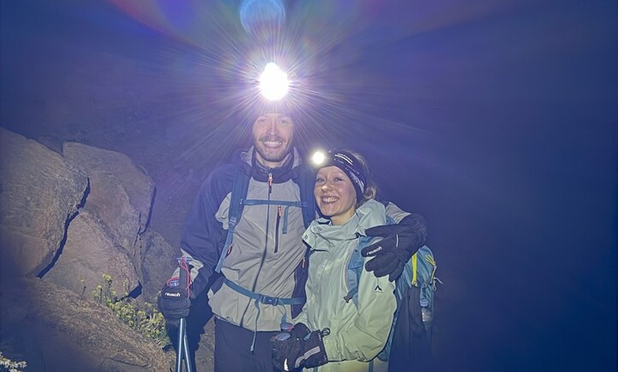 Image 8: Caminata nocturna a la Cumbre del Teide para el amanecer y la sombr...