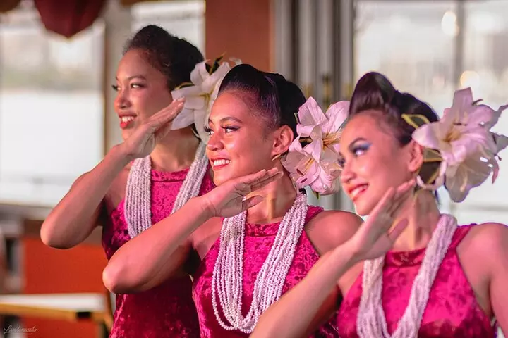 Honolulu: Pacific Star Sunset Dinner Cruise and Show