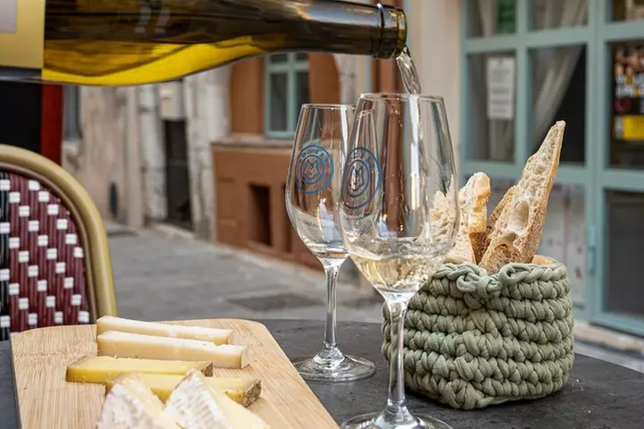 Dégustation de 3 vins locaux accompagnée de fromages français - Primary Image