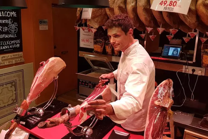 Tour en grupo pequeño de jamón ibérico y vino en Madrid