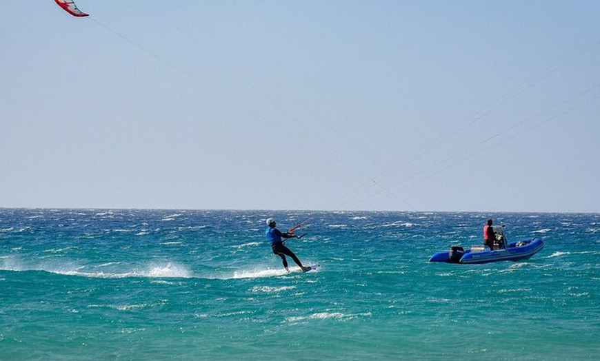 Image 7: Clases de kitesurf en Tarifa - Clases semi-privadas para todos los ...
