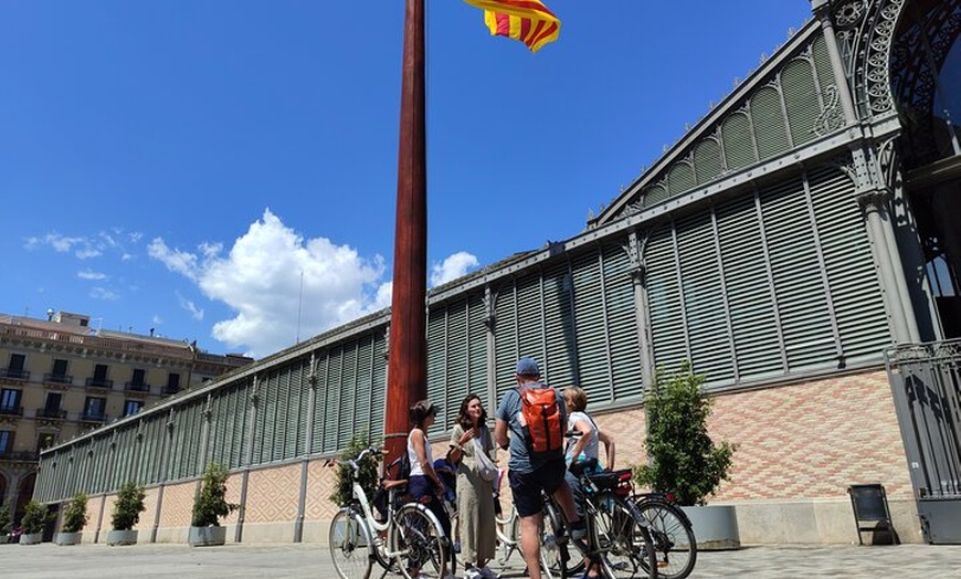 Image 4: Barcelona: Recorrido en bicicleta o eBike, lugares de interés y pun...