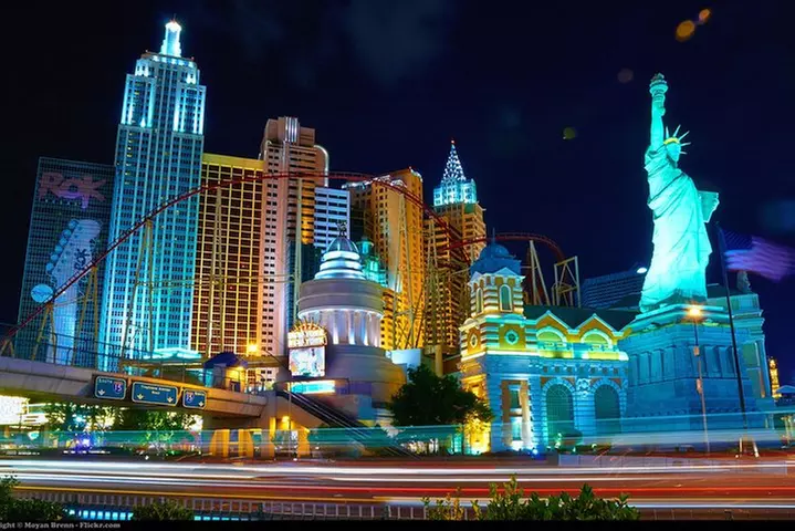 Private Roundtrip Transfer: To Las Vegas by Luxury Limo