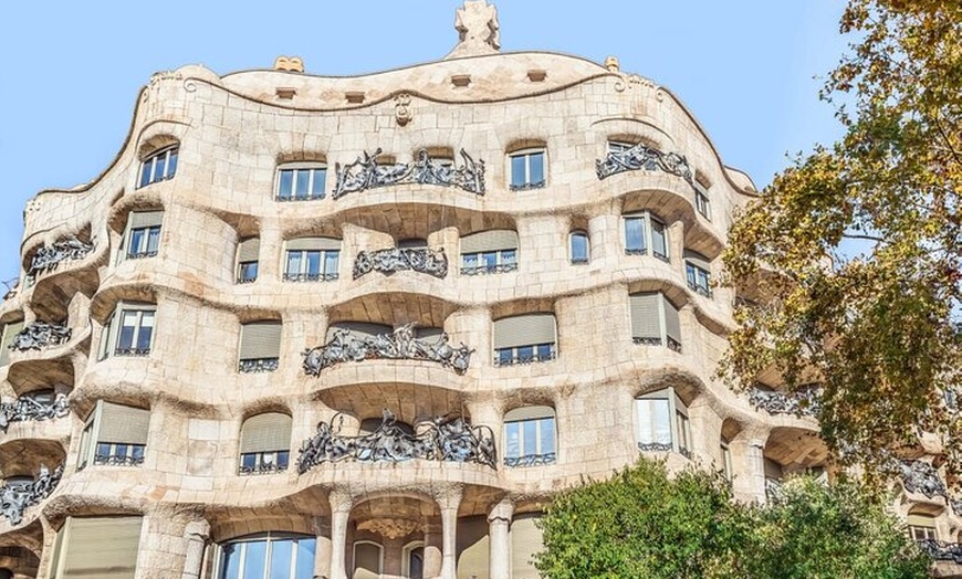 Image 9: Tour Privado por Barcelona Gaudí y Modernismo