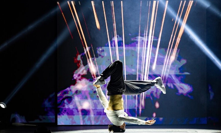 Image 26: Wintergarten Varieté "FLYING LIGHTS" inkl. Flying Steps