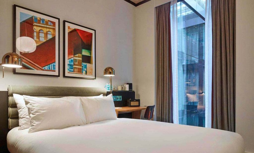 Image 3: ✈ GROßBRITANNIEN | London - Mama Mia The Party: Aufenthalt im TRIBE...