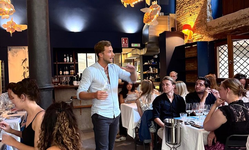 Image 1: Experiencia de cata de vinos con un sumiller profesional en el cent...