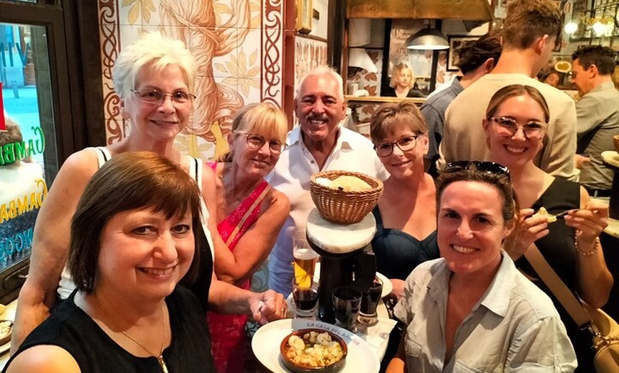 Image 10: Tour de tapas e historia que termina con churros con chocolate